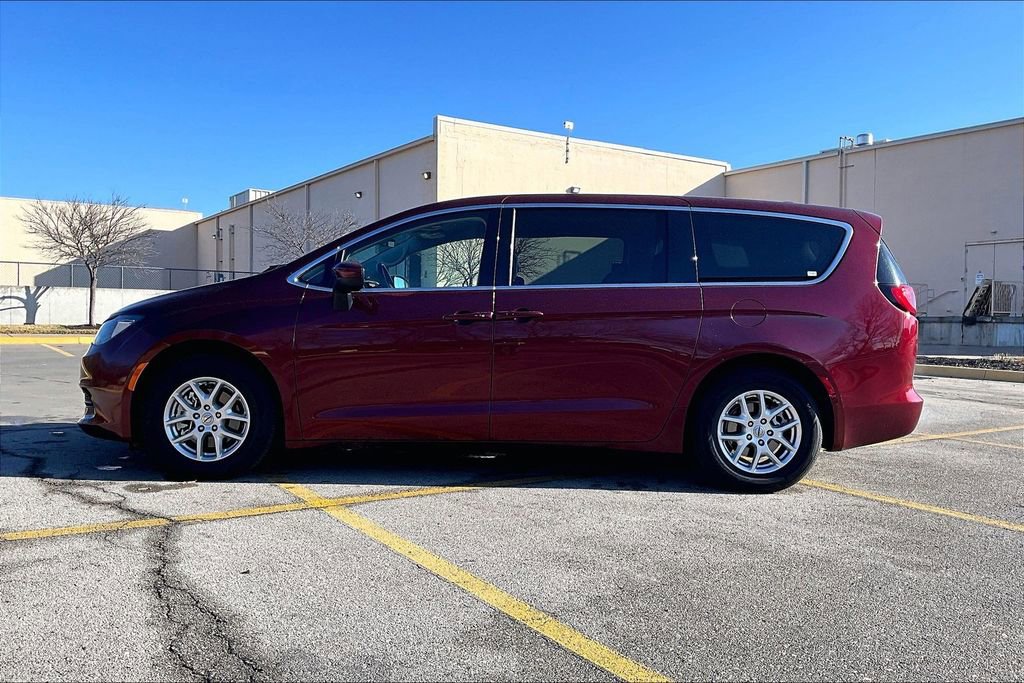 Used 2022 Chrysler Voyager LX image 7