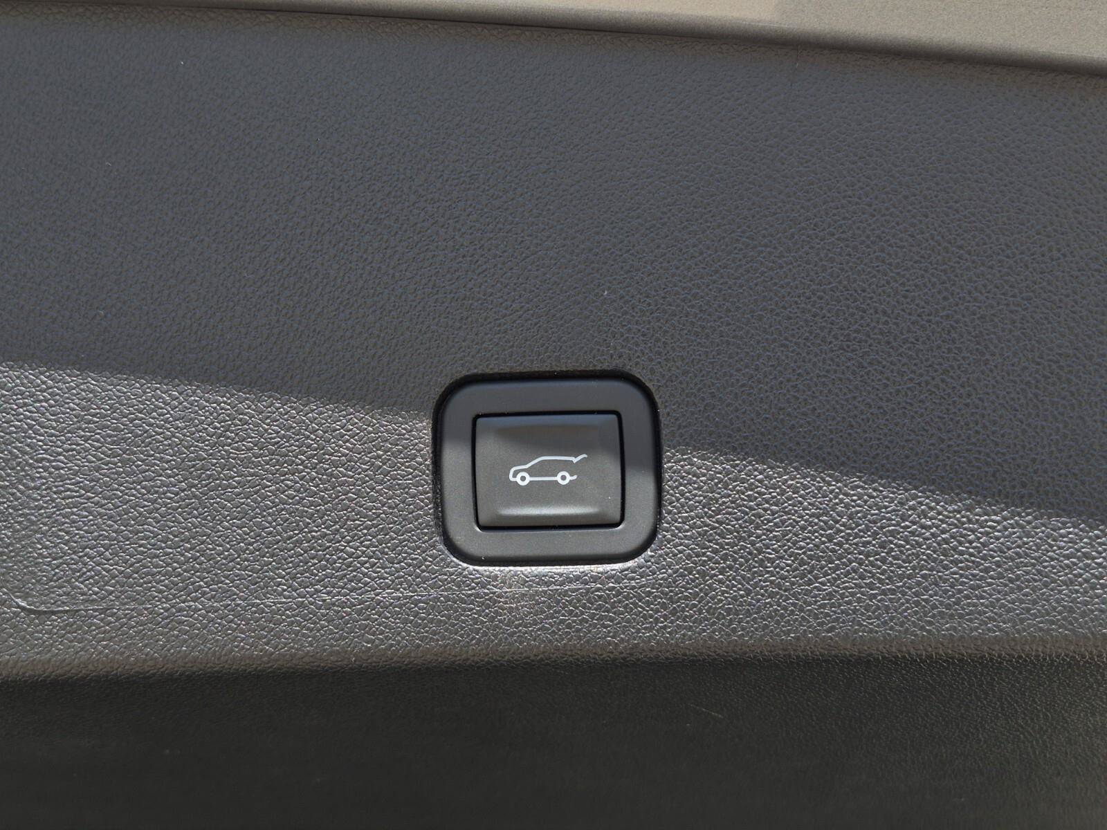 Used 2025 Cadillac XT6 Luxury FWD image 9