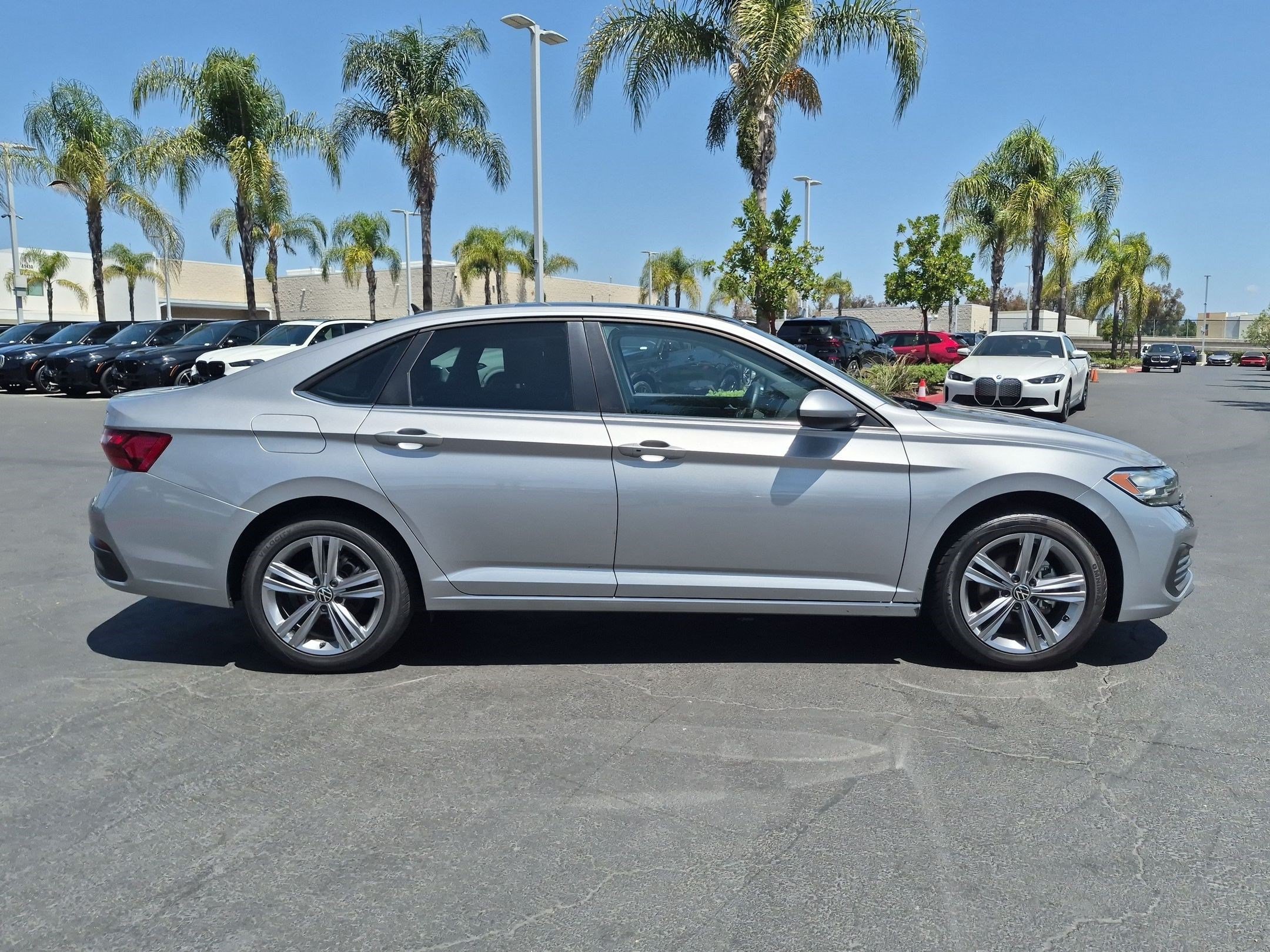 Used 2022 Volkswagen Jetta SE w/ Panoramic Sunroof Package FWD image 11