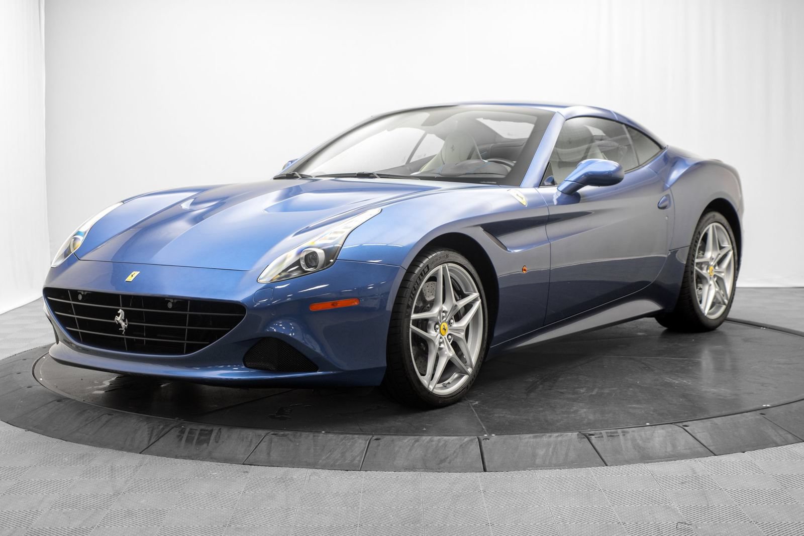Used 2016 Ferrari California T RWD image 15