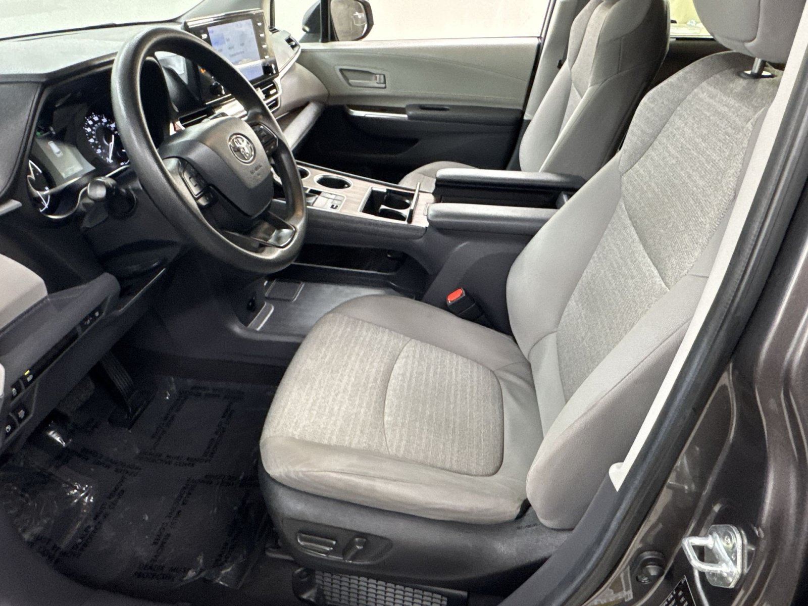 Used 2024 Toyota Sienna LE FWD image 16