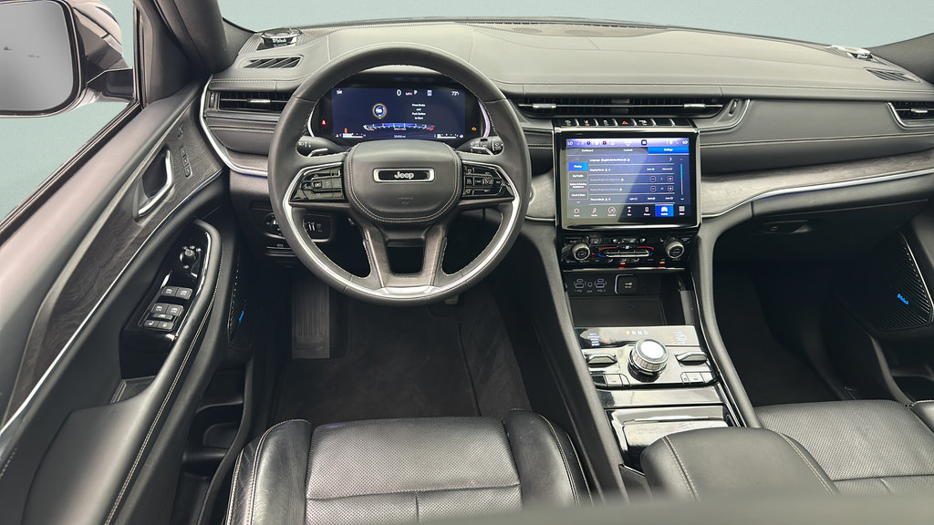Used 2023 Jeep Grand Cherokee Overland w/ Luxury Tech Group IV AWD/4WD image 13