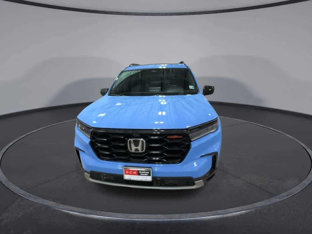 Used 2025 Honda Pilot TrailSport image 3