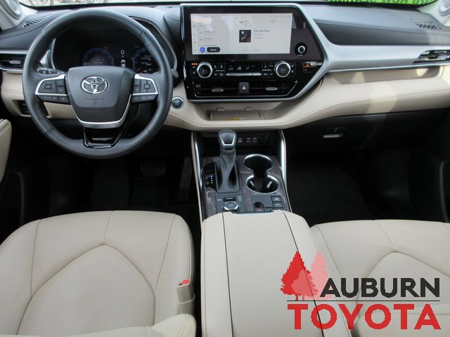 Used 2023 Toyota Highlander Platinum image 11