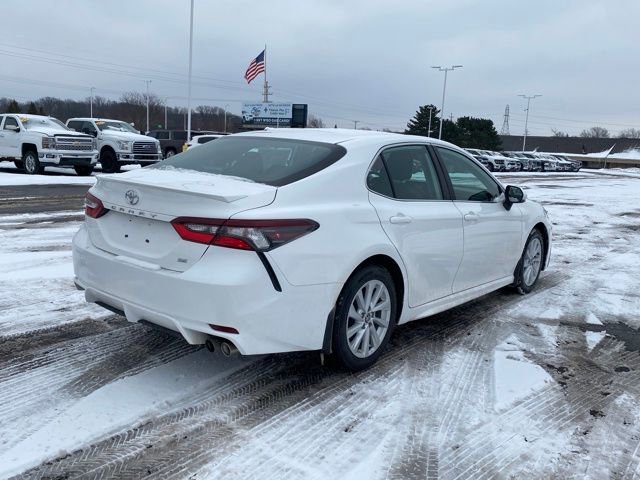 Used 2023 Toyota Camry SE image 3