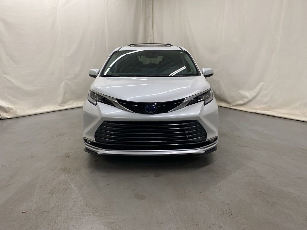 Used 2023 Toyota Sienna Limited AWD/4WD image 3