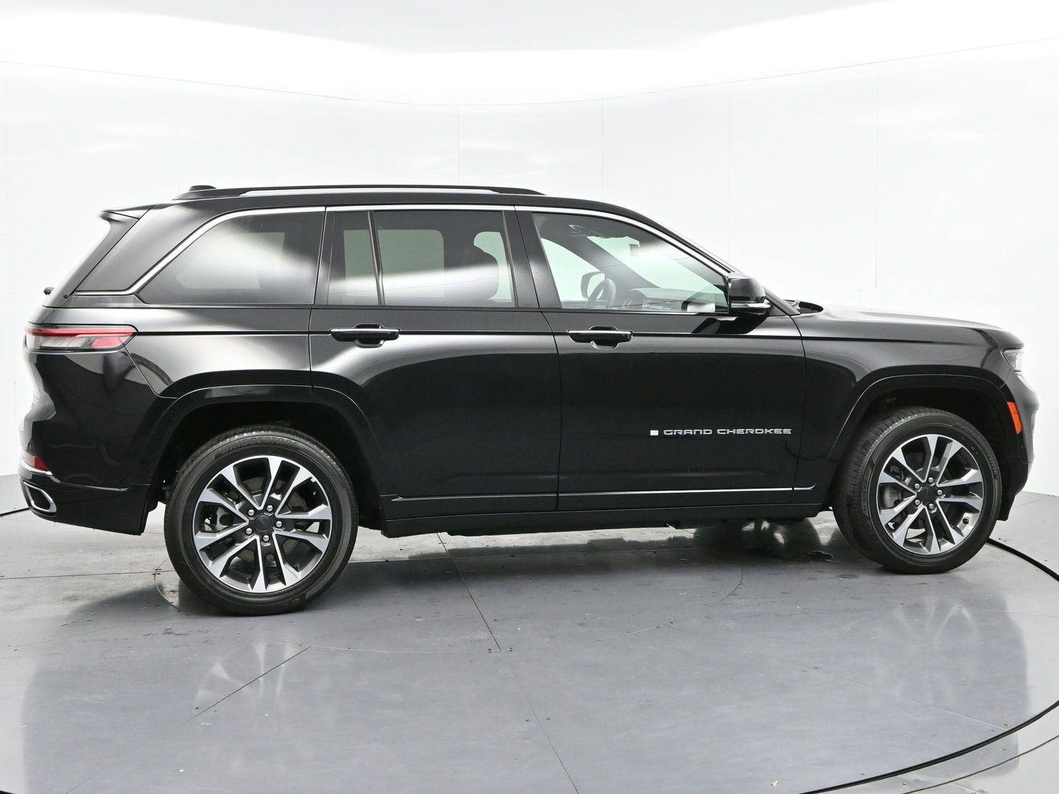 Used 2022 Jeep Grand Cherokee Overland AWD/4WD image 8