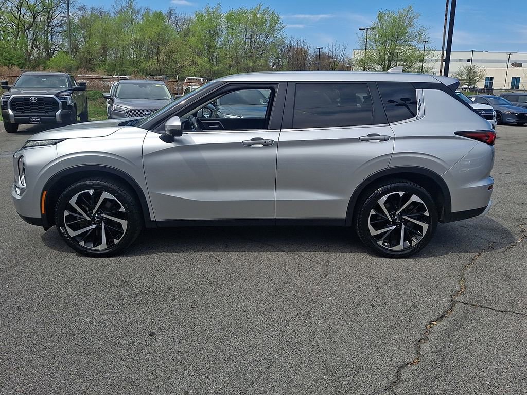 Used 2024 Mitsubishi Outlander SE Black Edition image 9