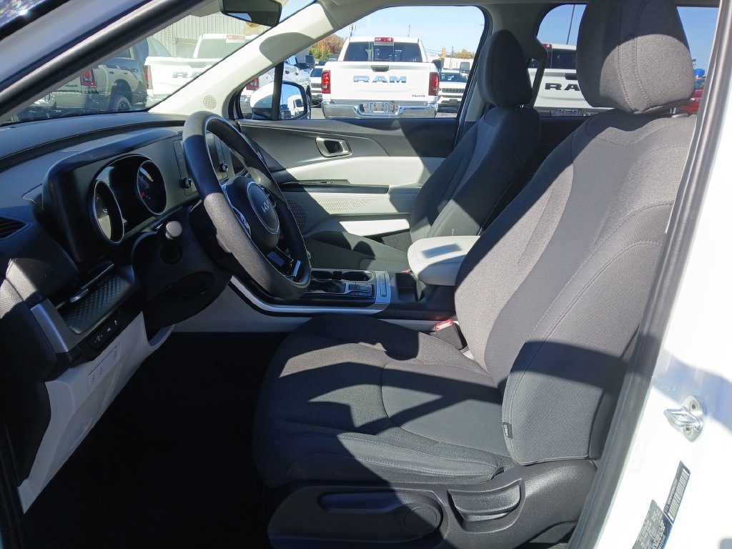 Used 2022 Kia Carnival LX FWD image 11