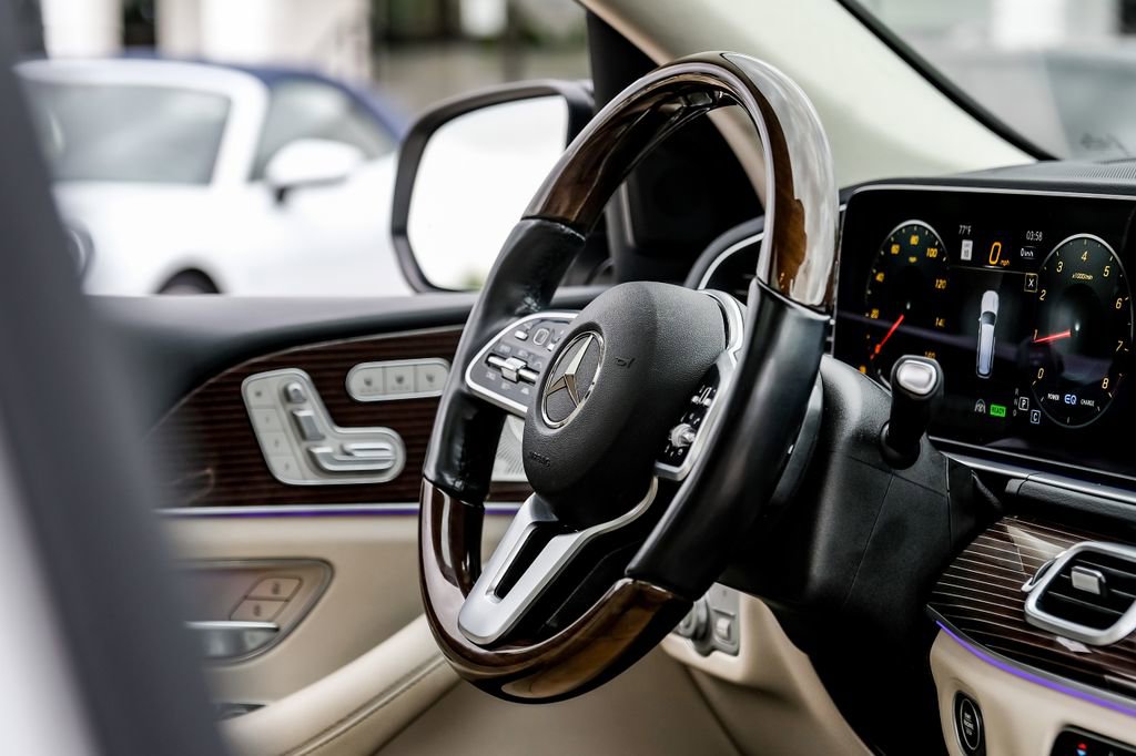 Used 2023 Mercedes-Benz GLS 580 4MATIC image 13