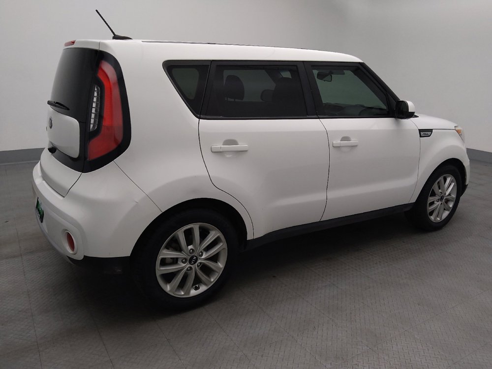 Used 2017 Kia Soul + image 10