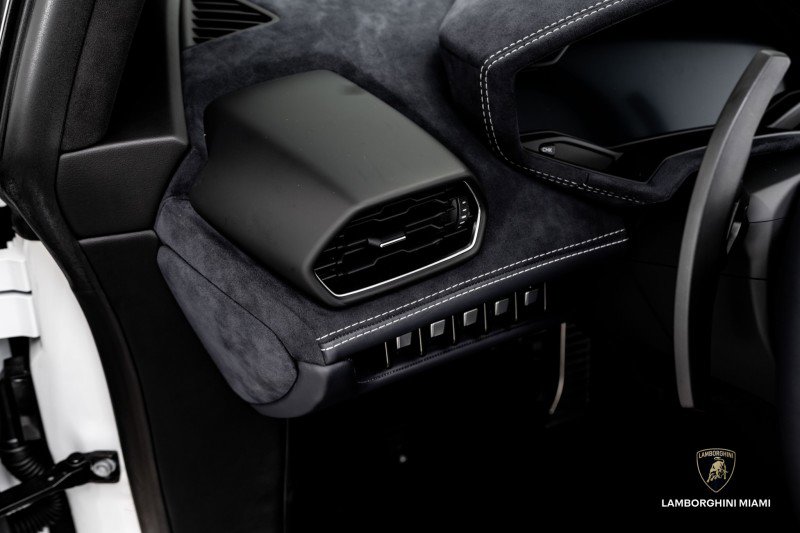 Used 2024 Lamborghini Huracan EVO image 36