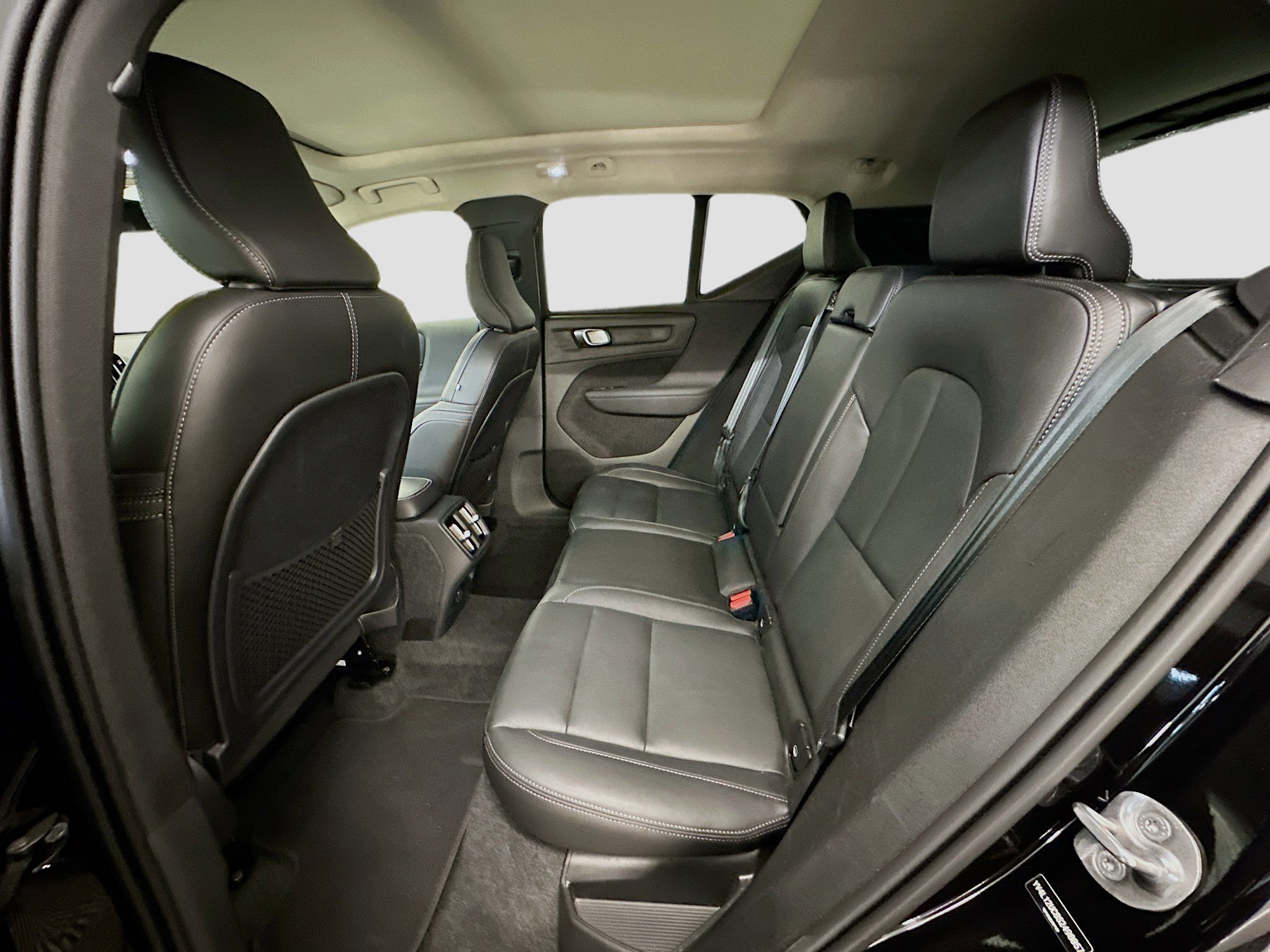 Used 2025 Volvo XC40 B5 Plus image 30