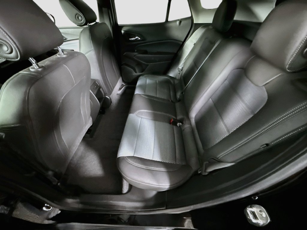 Used 2025 Chevrolet Trax LT w/ Sunroof Package FWD image 25