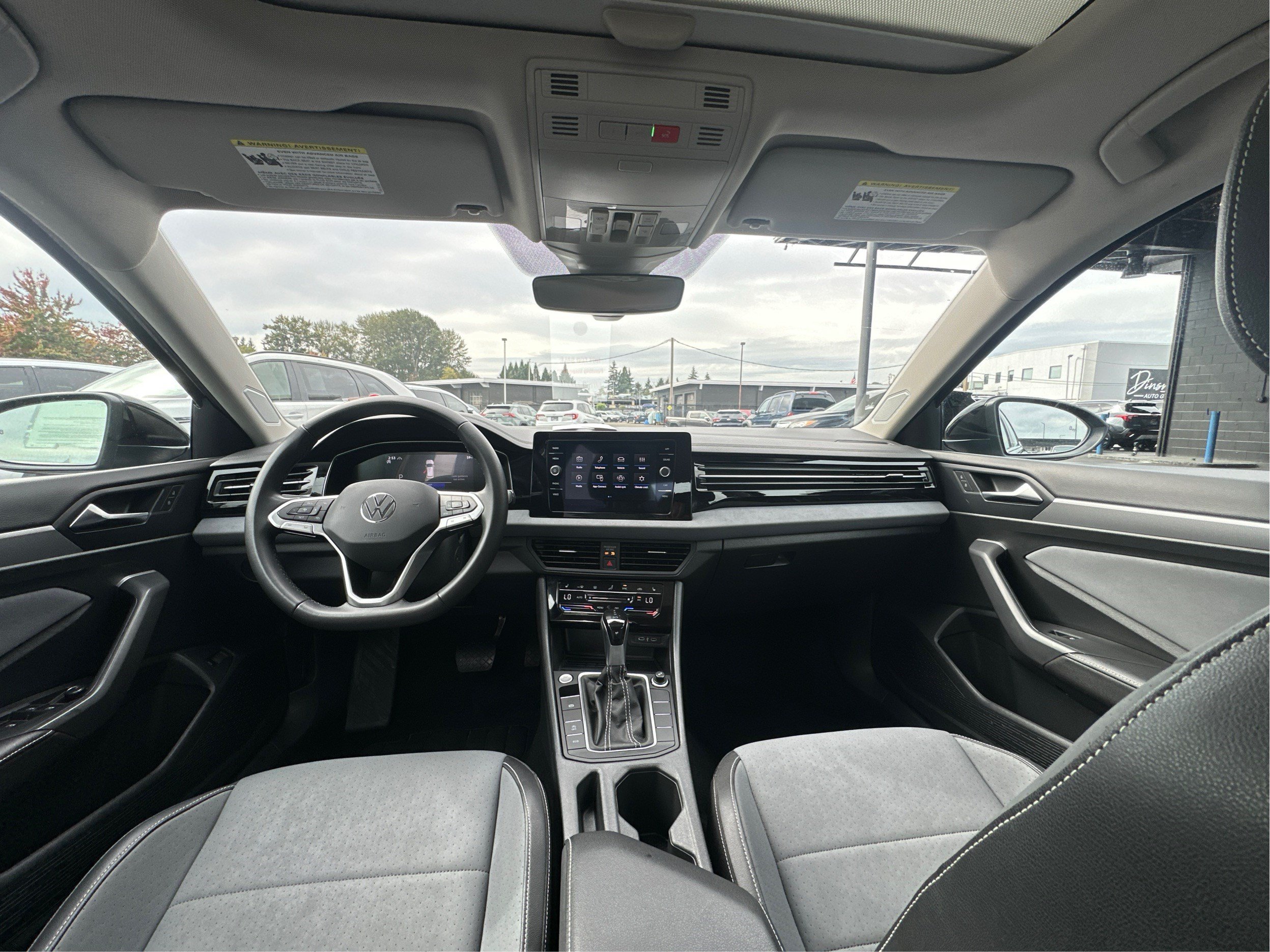 Used 2025 Volkswagen Jetta SE FWD image 29