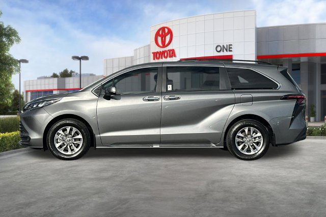 Certified 2026 Toyota Sienna XLE FWD image 9