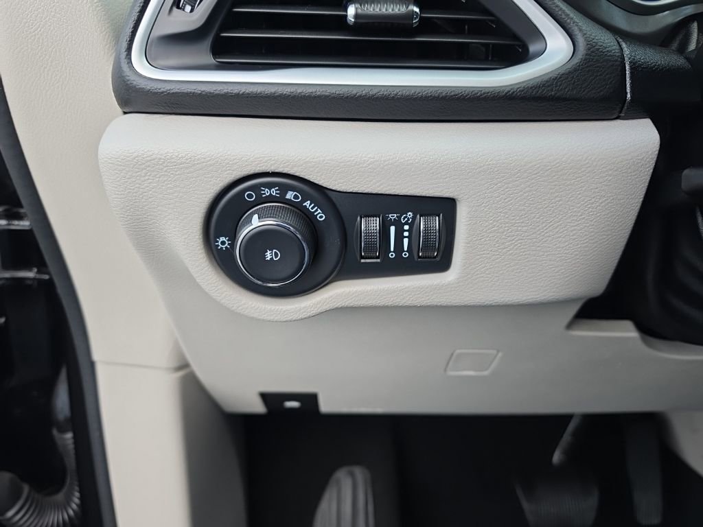 Used 2024 Chrysler Pacifica Touring-L FWD image 20