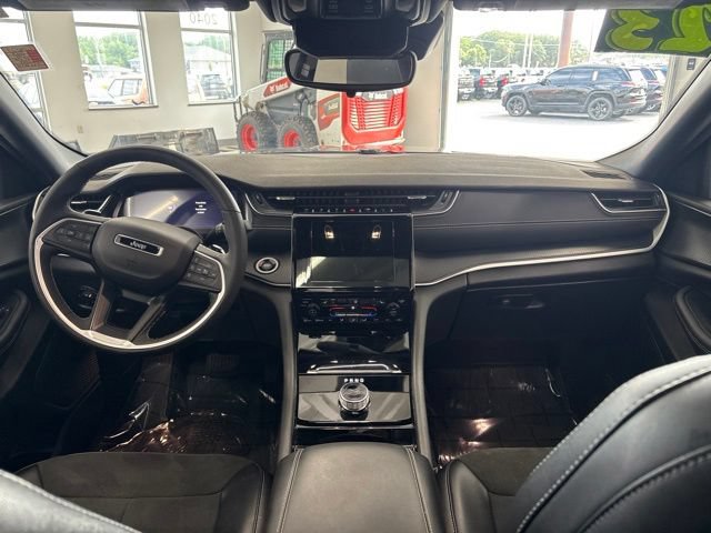 Used 2023 Jeep Grand Cherokee Altitude AWD/4WD image 31