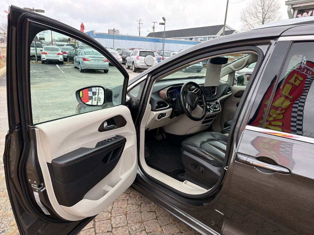 Used 2019 Chrysler Pacifica Touring-L w/ Tire & Wheel Group image 12