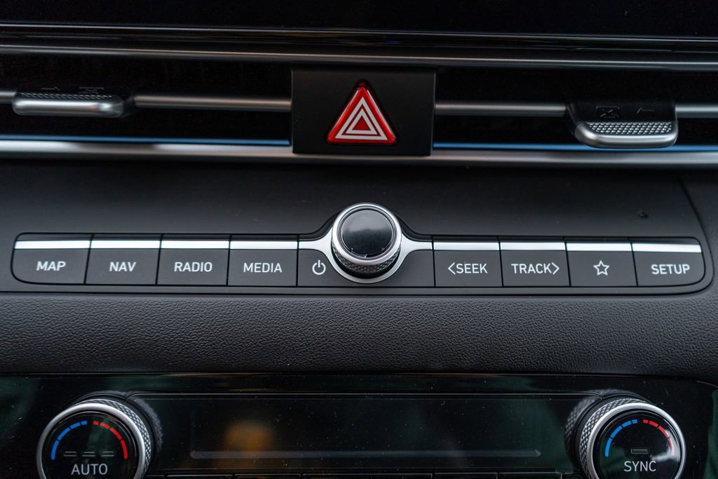 New 2025 Hyundai Elantra Limited image 32