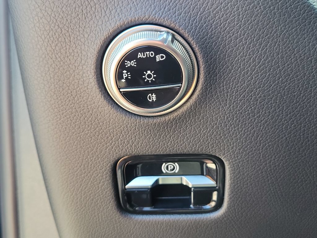 Used 2025 Mercedes-Benz GLC 350e 4MATIC image 28