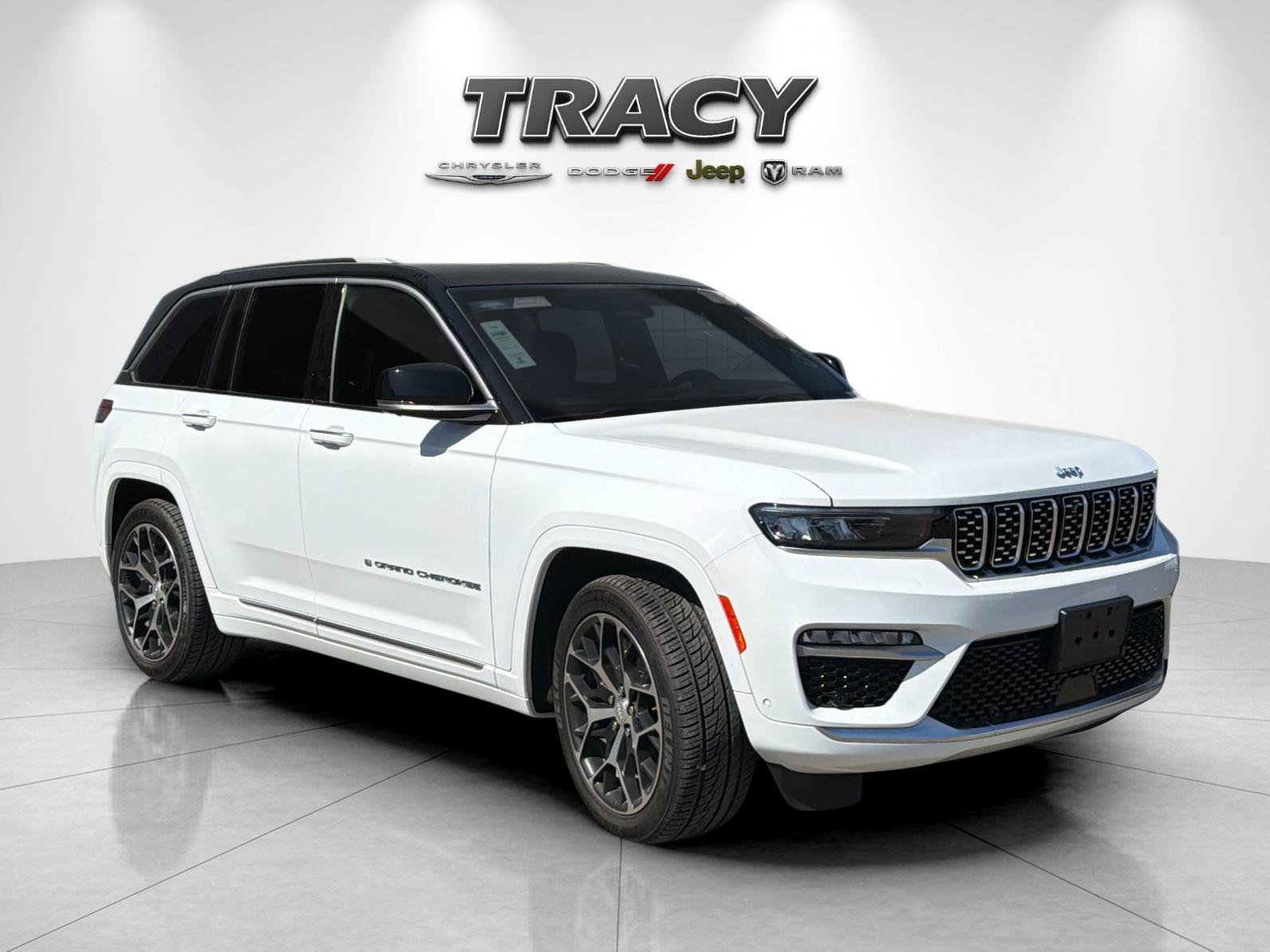 Used 2022 Jeep Grand Cherokee Summit AWD/4WD image 2