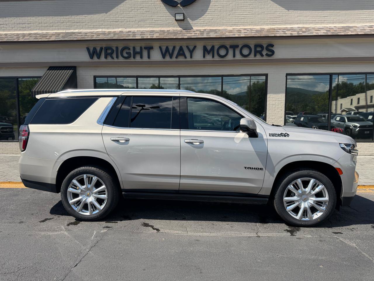 Used 2022 Chevrolet Tahoe High Country AWD/4WD image 2