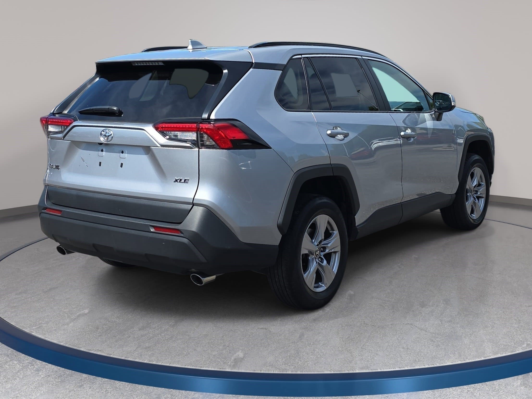 Used 2025 Toyota RAV4 XLE FWD image 5