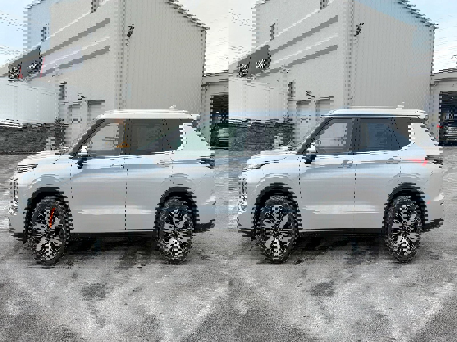 New 2025 Mitsubishi Outlander SE image 4