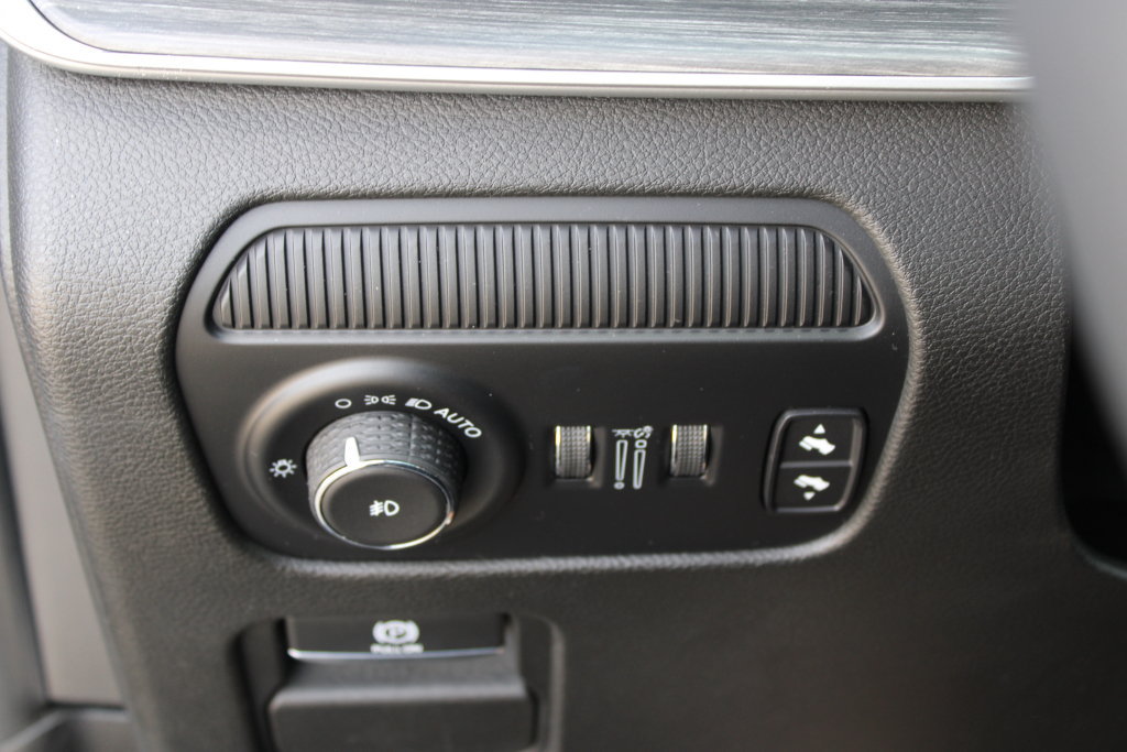 Used 2023 Jeep Wagoneer Series III w/ Premium Group I AWD/4WD image 32