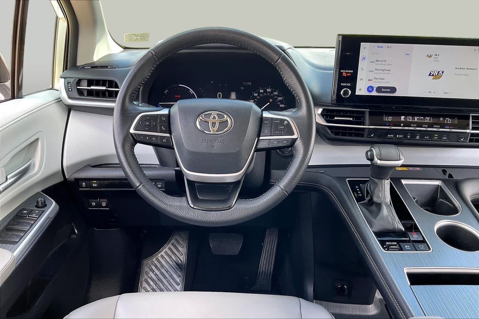 Used 2025 Toyota Sienna XLE FWD image 6
