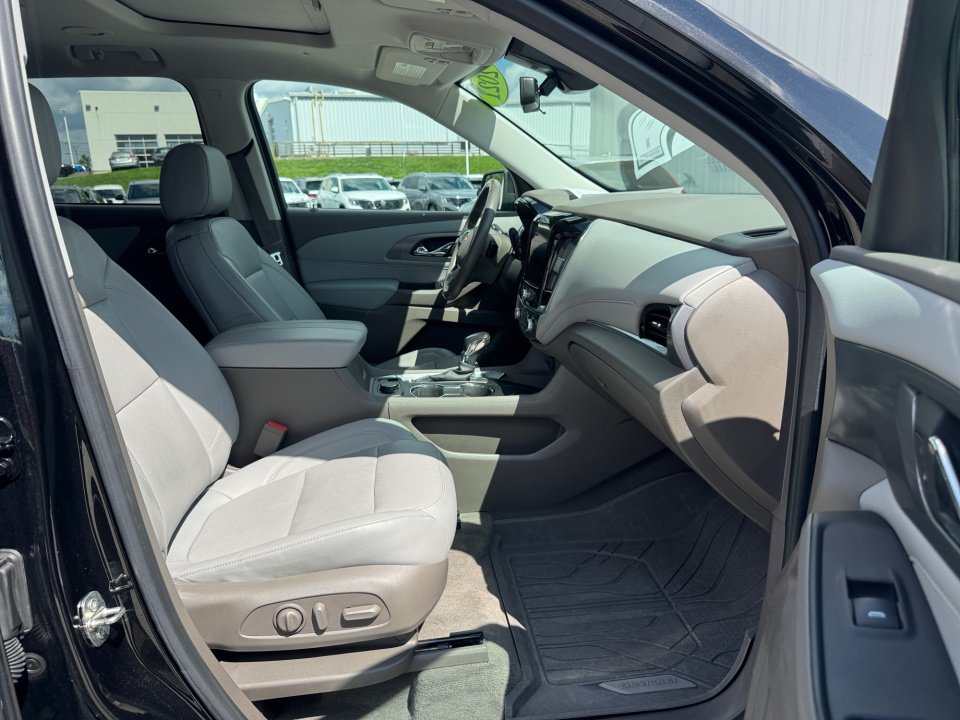 Used 2021 Chevrolet Traverse Premier AWD/4WD image 32