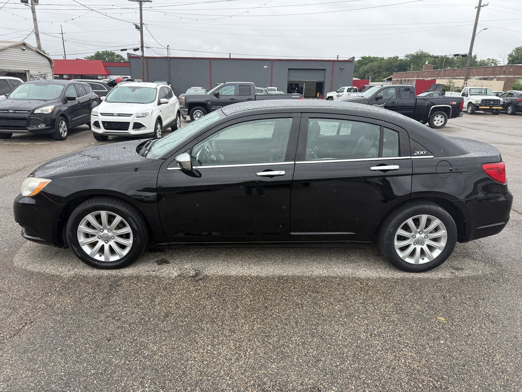 Used 2013 Chrysler 200 Limited FWD image 3