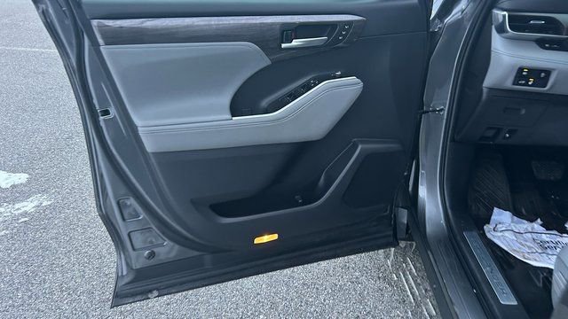 Used 2023 Toyota Highlander Limited image 18