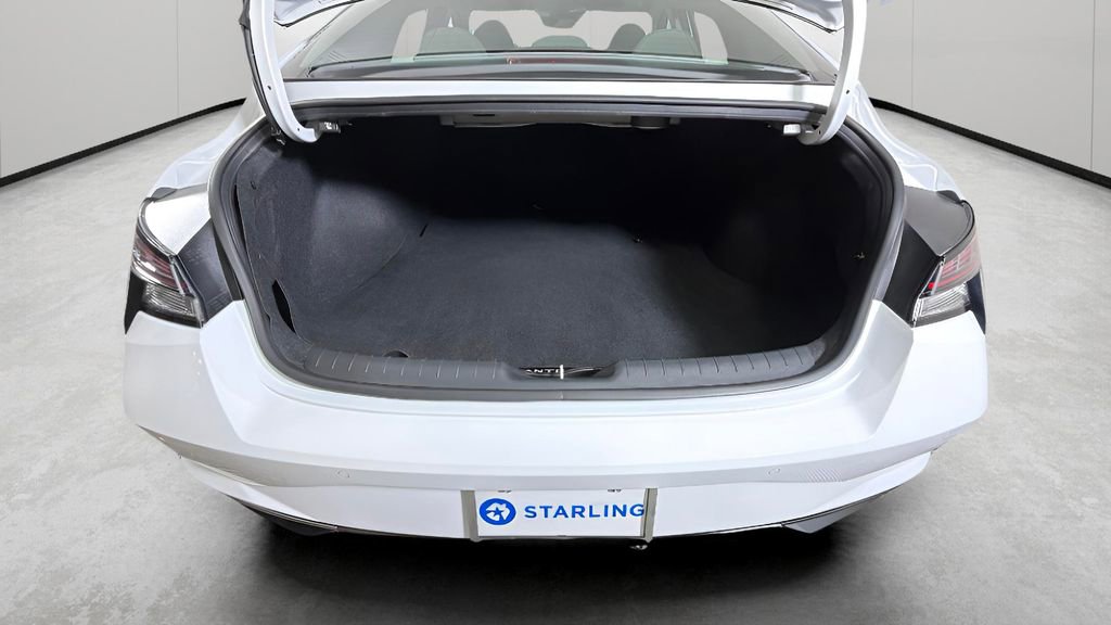 Used 2022 Hyundai Elantra Limited w/ Cargo Package FWD image 30