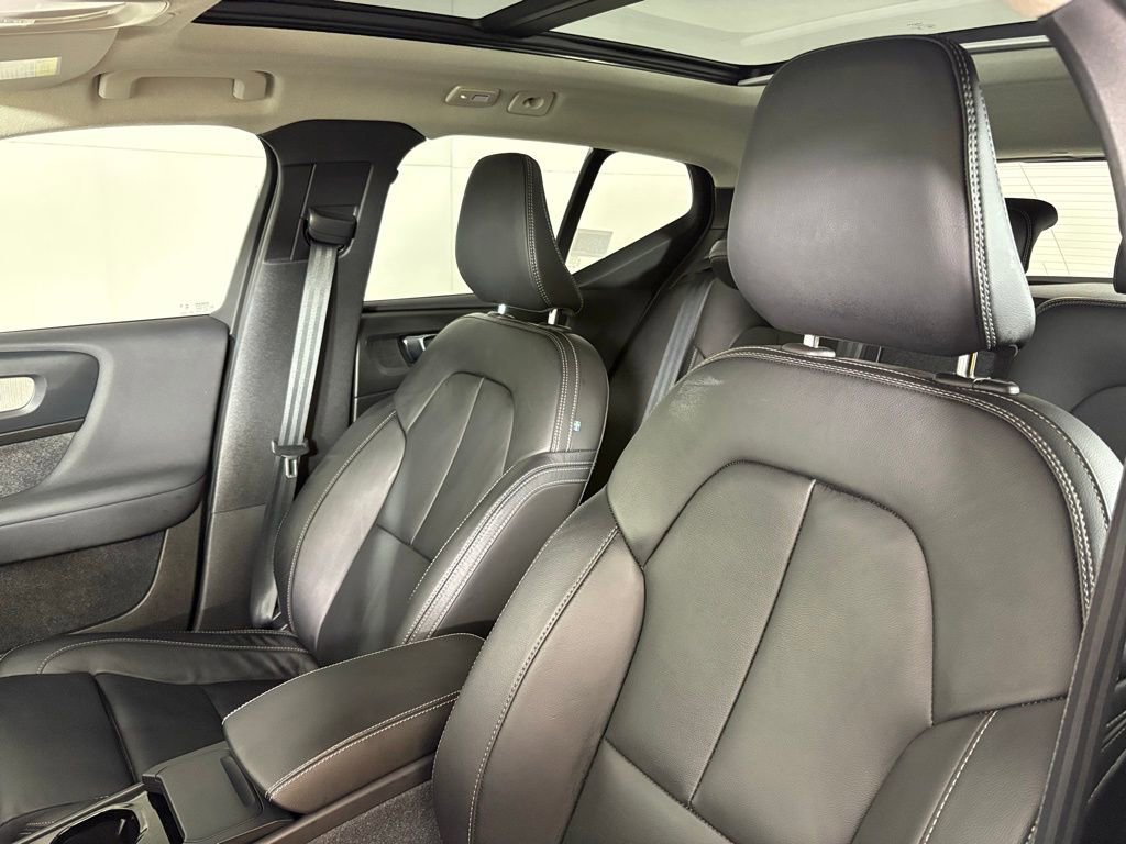 Used 2023 Volvo XC40 B5 Ultimate w/ Protection Package Premier image 18