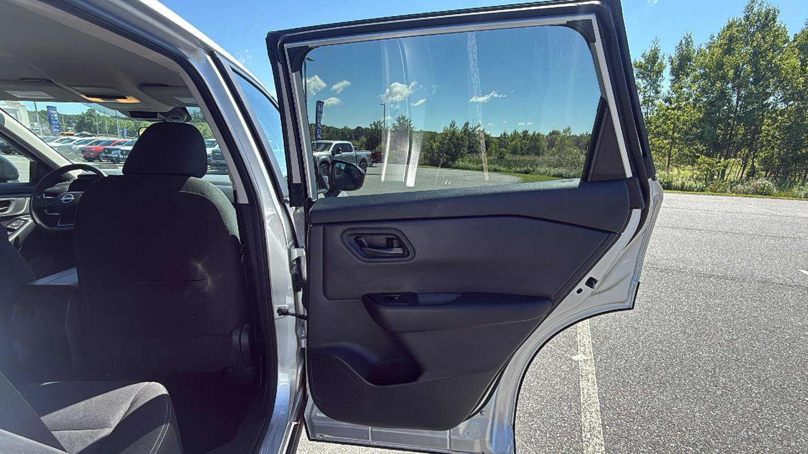 Used 2025 Nissan Rogue S AWD/4WD image 16
