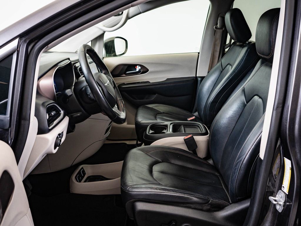 Used 2019 Chrysler Pacifica Touring-L image 17