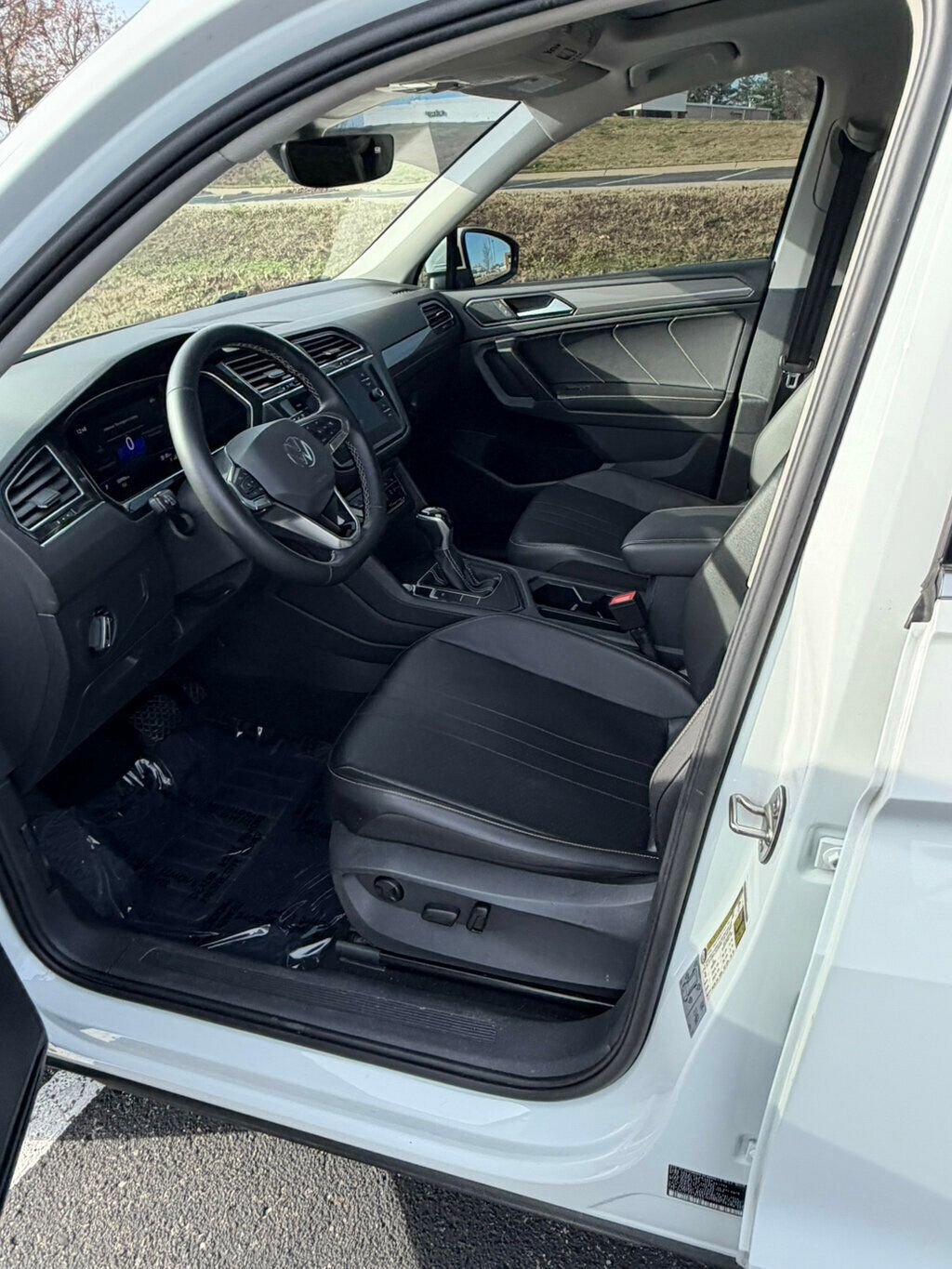 Used 2022 Volkswagen Tiguan SE w/ Panoramic Sunroof Package image 9