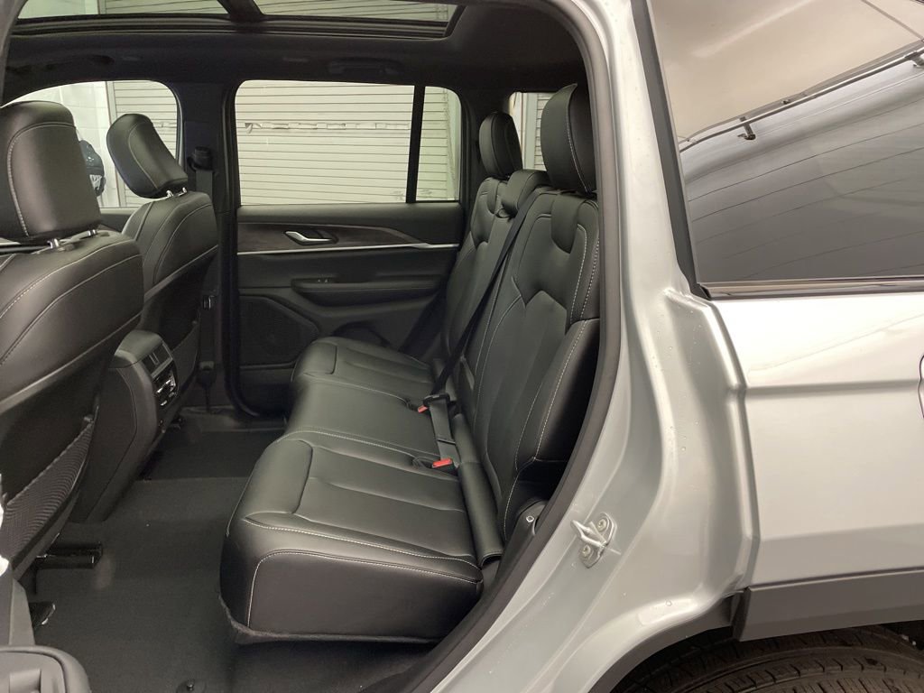 New 2025 Jeep Grand Cherokee Limited image 17