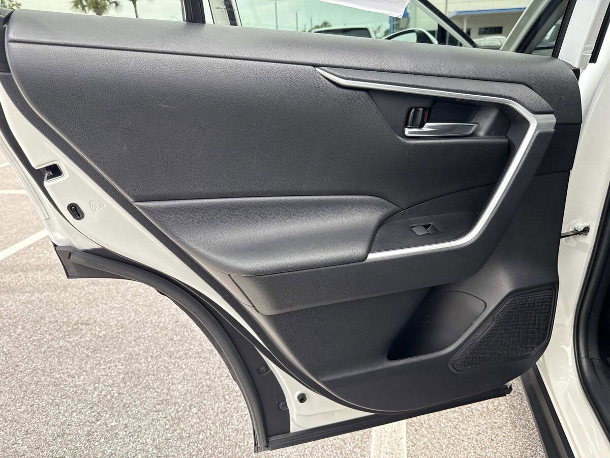 Used 2021 Toyota RAV4 XLE FWD image 11