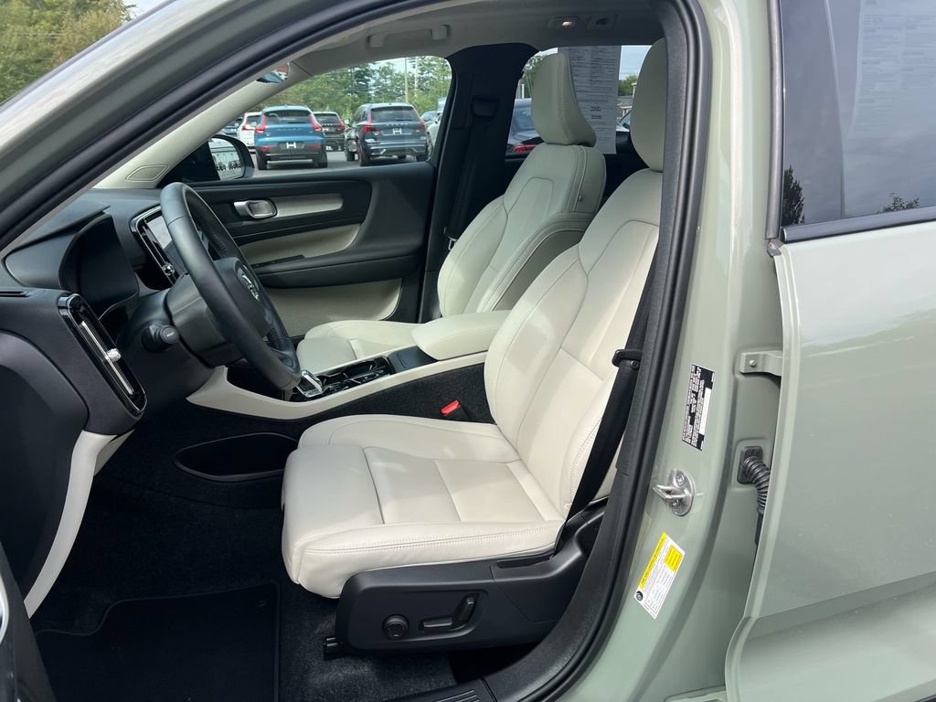 Certified 2025 Volvo XC40 B5 Plus AWD/4WD image 11