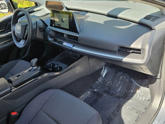Used 2025 Toyota Prius LE image 32