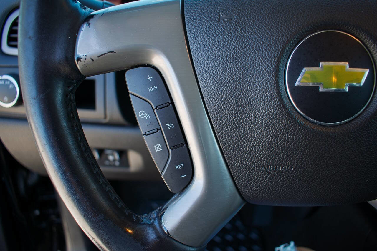 Used 2013 Chevrolet Avalanche LTZ image 19