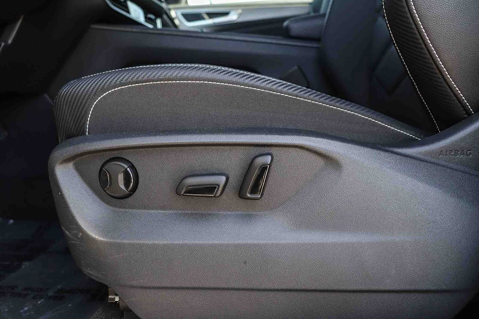 Used 2025 Volkswagen Atlas Cross Sport SE image 19