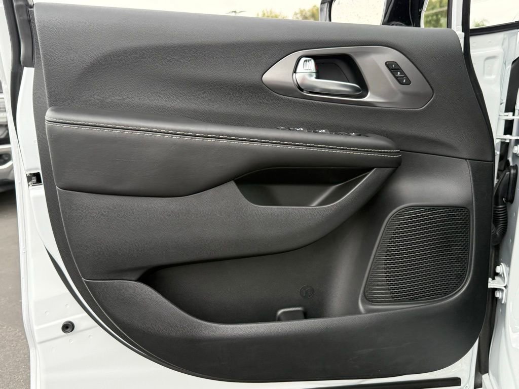 New 2026 Chrysler Pacifica Select image 16
