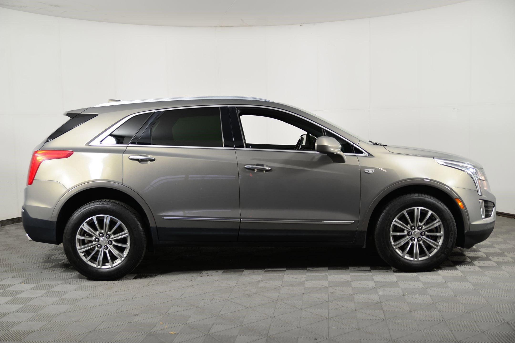 Used 2018 Cadillac XT5 Luxury w/ Driver Awareness Package image 7