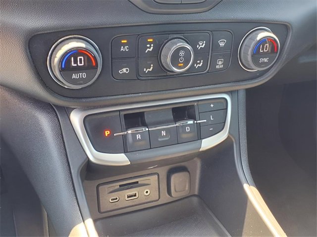 Used 2024 GMC Terrain SLT image 10