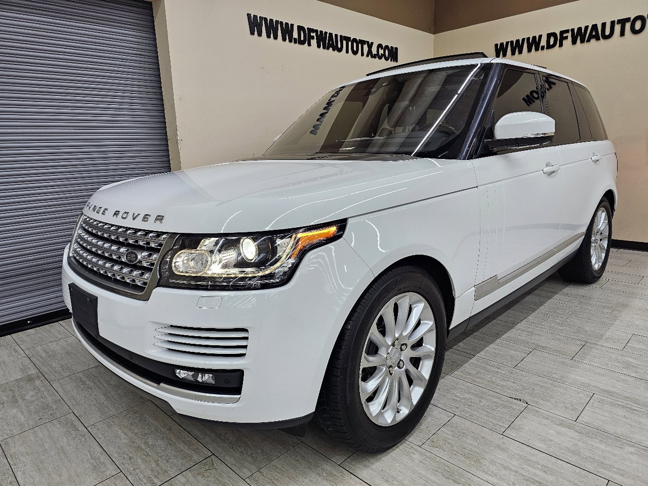 Used 2017 Land Rover Range Rover HSE image 2