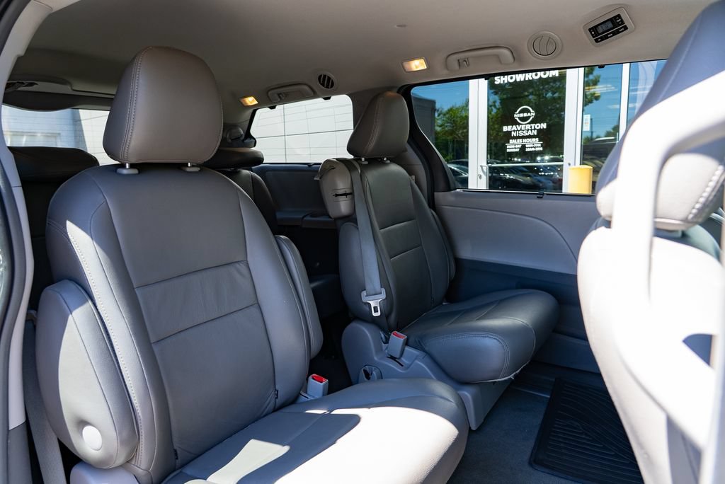 Used 2015 Toyota Sienna LE FWD image 23